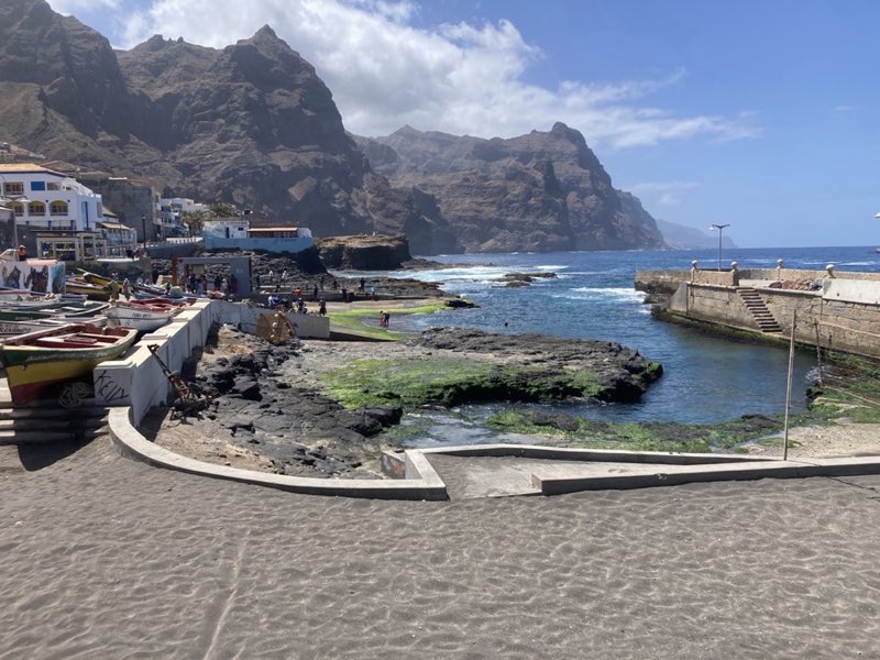 Trilho entre o mar e escarpas de Ponta do Sol a Cruzinha, Santo Antão